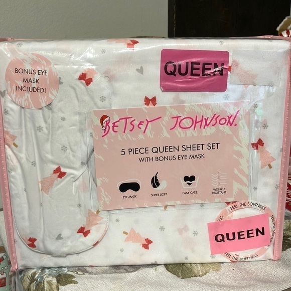 NEW! BETSEY JOHNSON QUEEN SIZE PINK CHRISTMAS TREES WITH BOWS SHEET SET - Picture 1 of 7